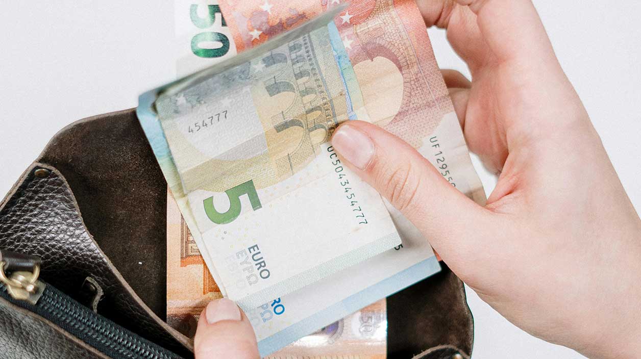 La carte grise 2025 va coûter plus cher en euros