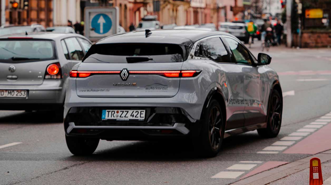 Une Renault en ville pratiquant l'éco conduite