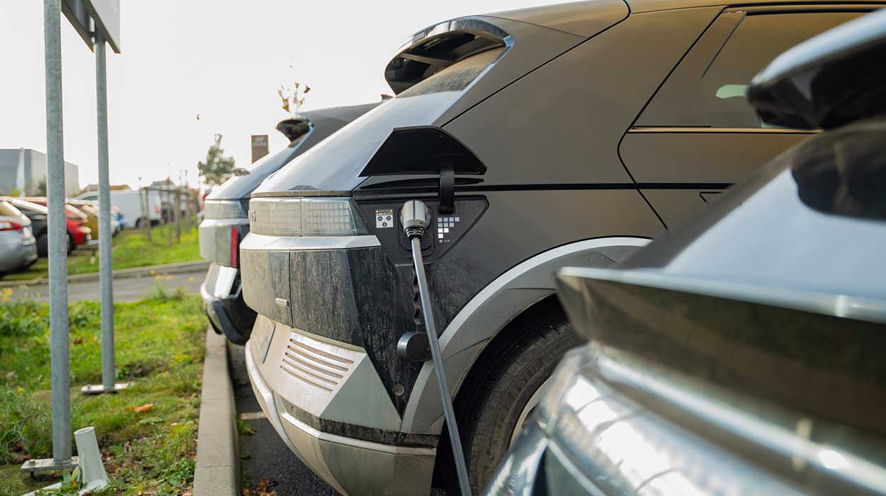 une autre voiture électrique en train d'être rechargée