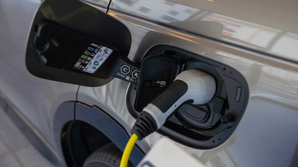 prise électrique branchée sur une voiture