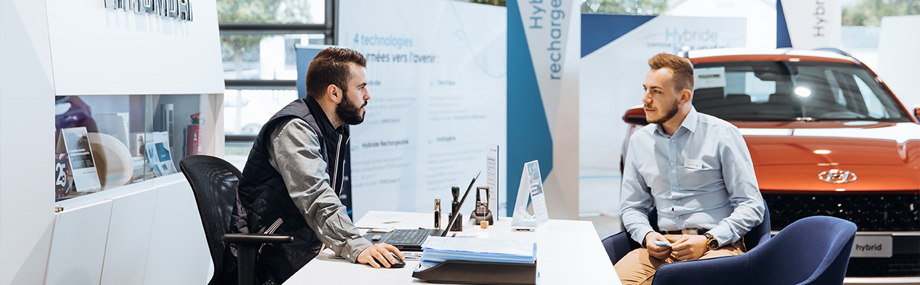Un vendeur et un client dans un bureau