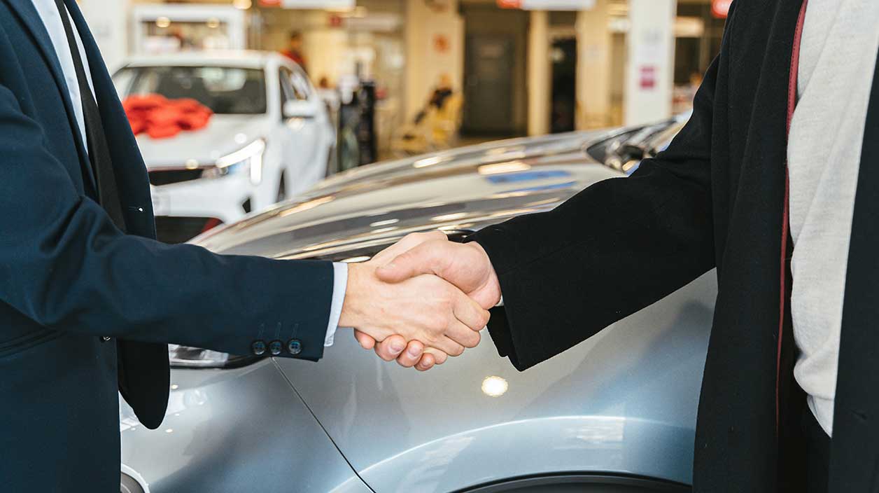 Un conseiller commercial et un client qui se serrent la main