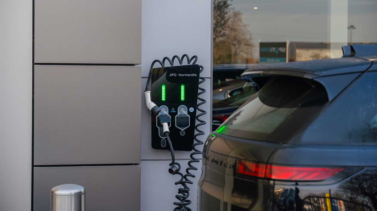 Une borne de recharge pour véhicules électrifiés