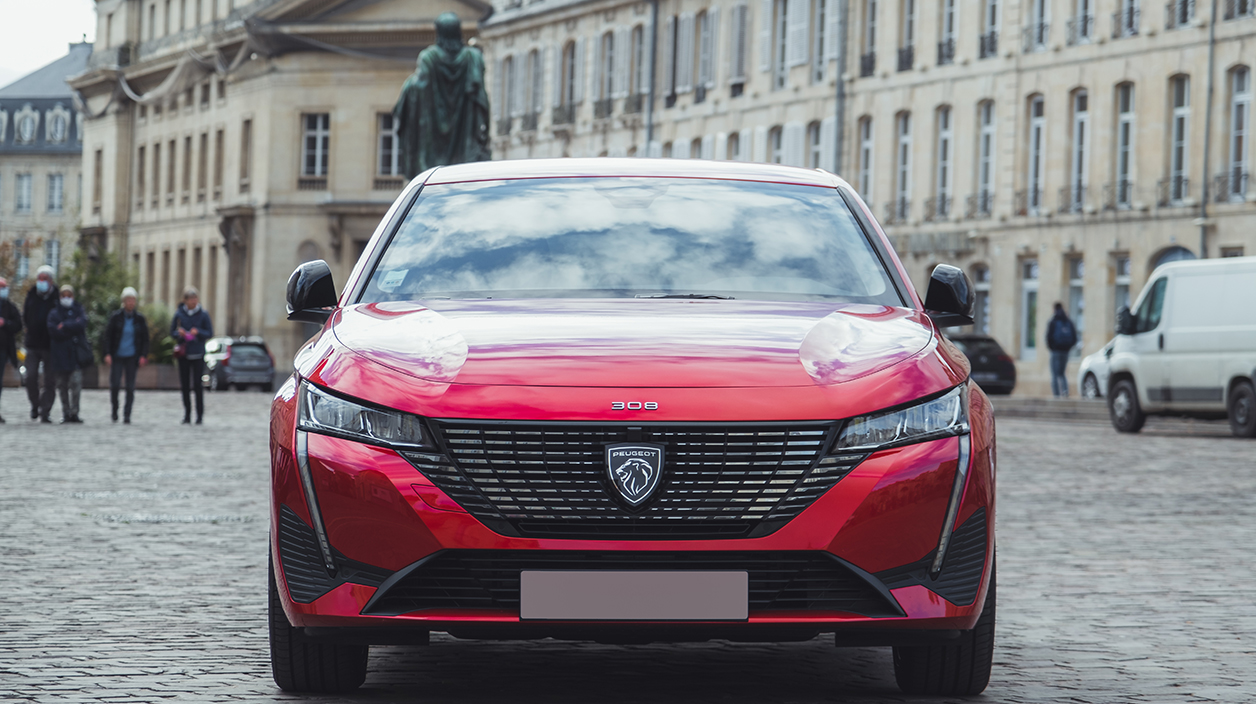 Une belle 308 Peugeot rouge pour véhicule de fonction