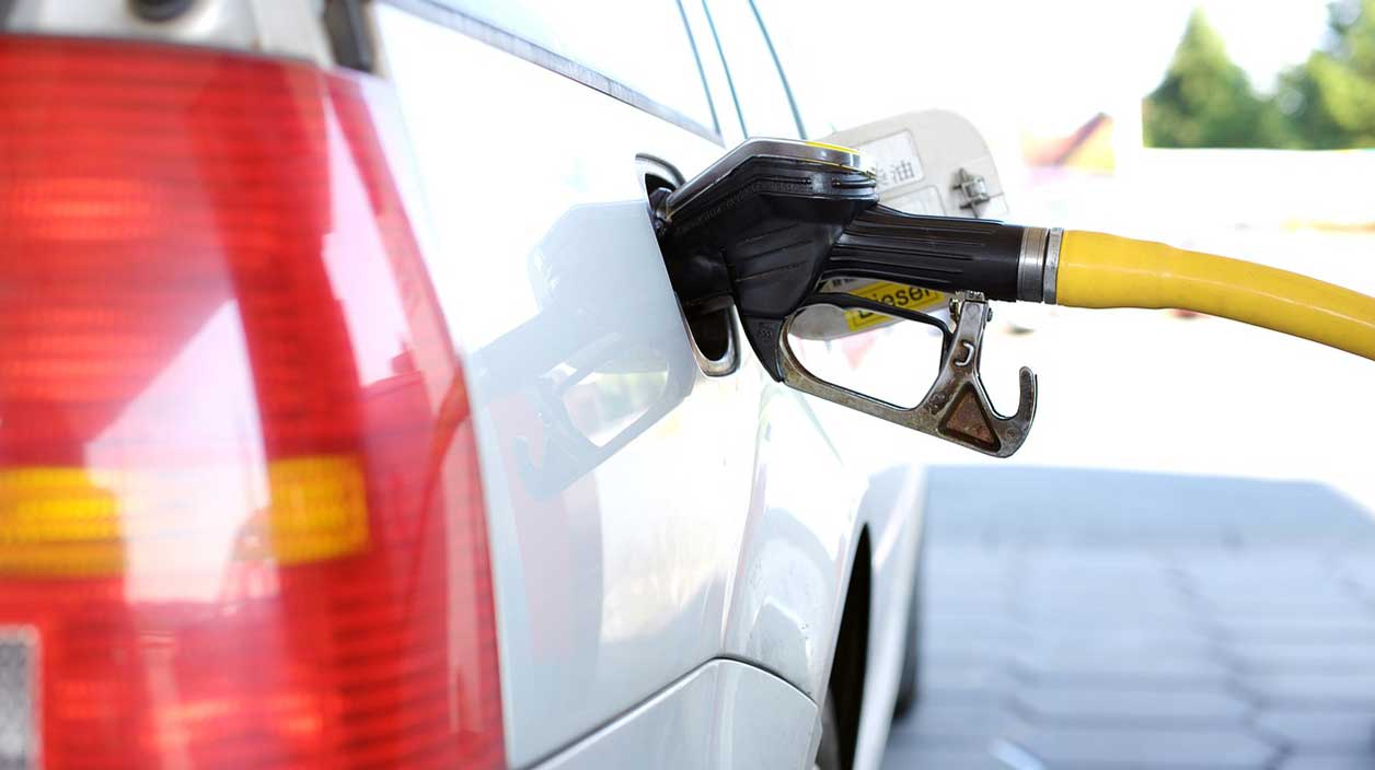 Quelqu'un qui met de l'essence à la pompe dans sa voiture