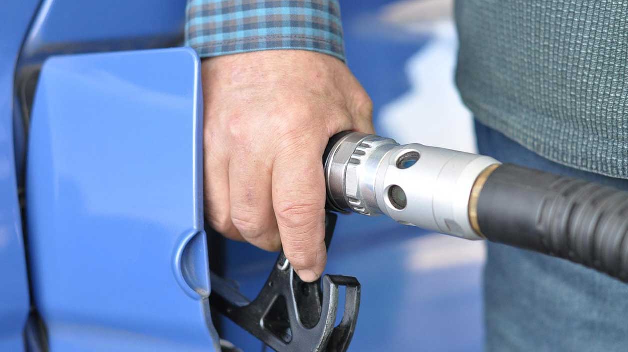 Une nouvelle eprsonne met de l'essenced ans sa voiture