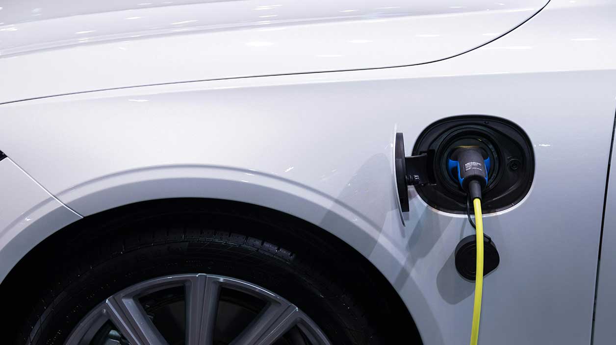 voiture électrique qui est en train d'être rechargée