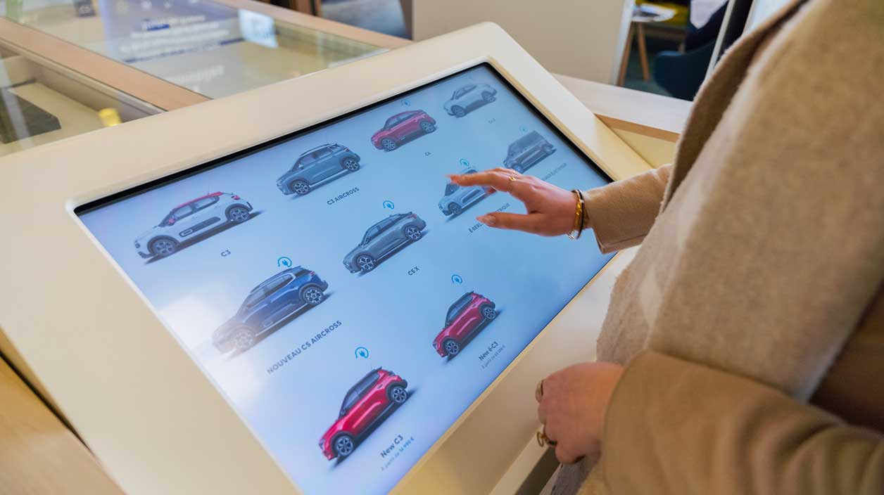 Une recherce de voitures sur un écran dans une concession
