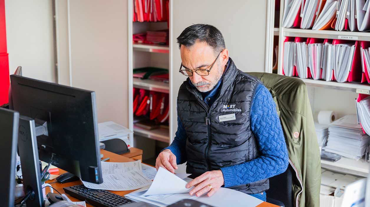 Un conseiller commercial travaillant dans une concession