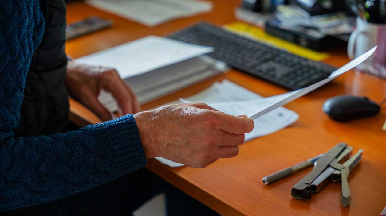 Un conseiller commercial qui remplit des dossiers administratifs pour le leasing social