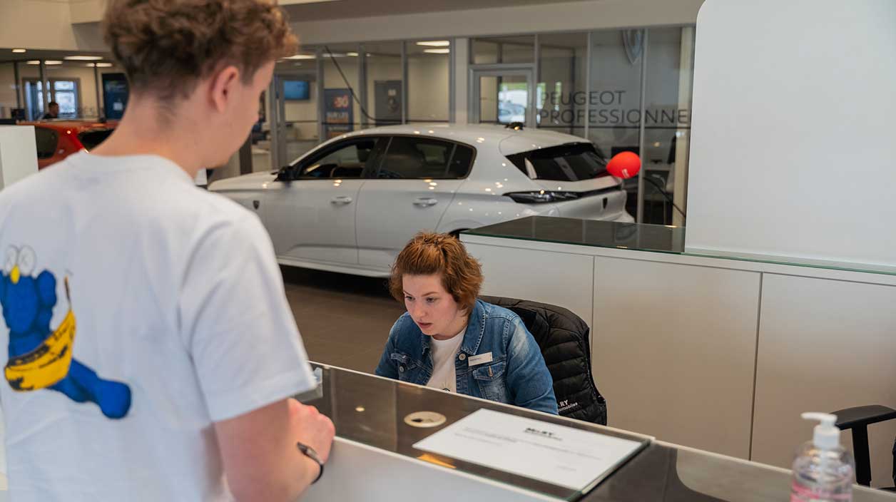 Un client a un comptoir demandant conseil pour le leasing social 2025
