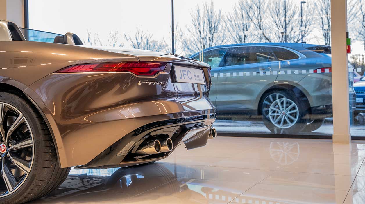 Photo d'une jaguar dans une concession JFC by Mary Automobiles