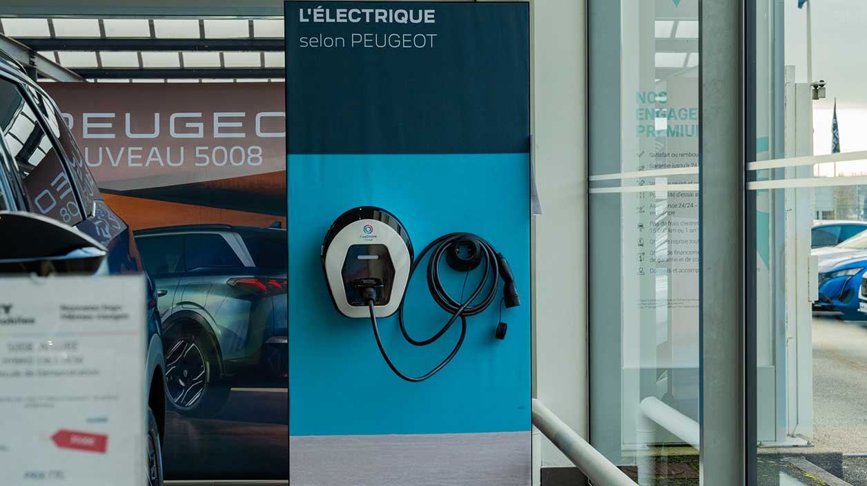 une borne de recharge dans une concession peugeot