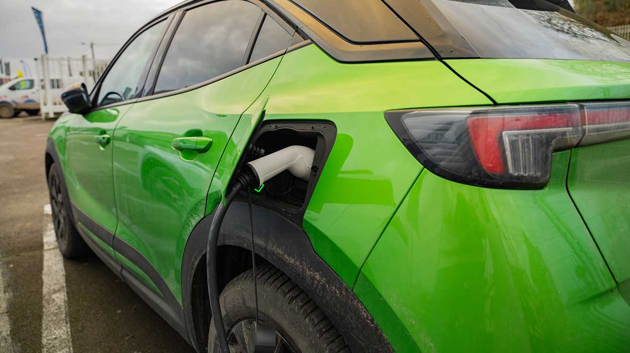 voiture électrique branchée
