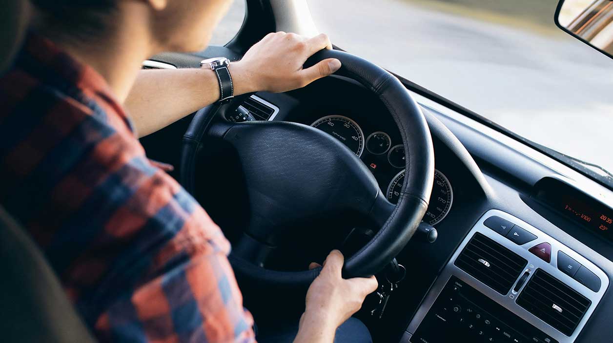 homme qui conduit une voiture