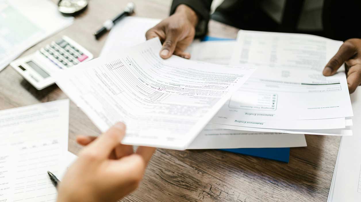 assurance qui propose un contrat à des clients