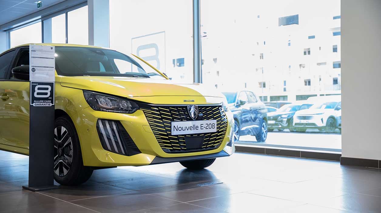 Peugeot e-208 jaune