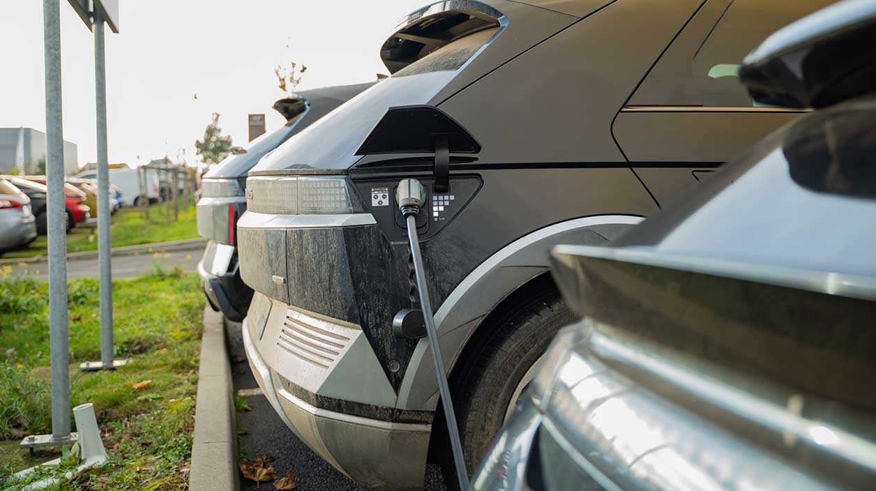 voiture électrique ou hybride qui recharge