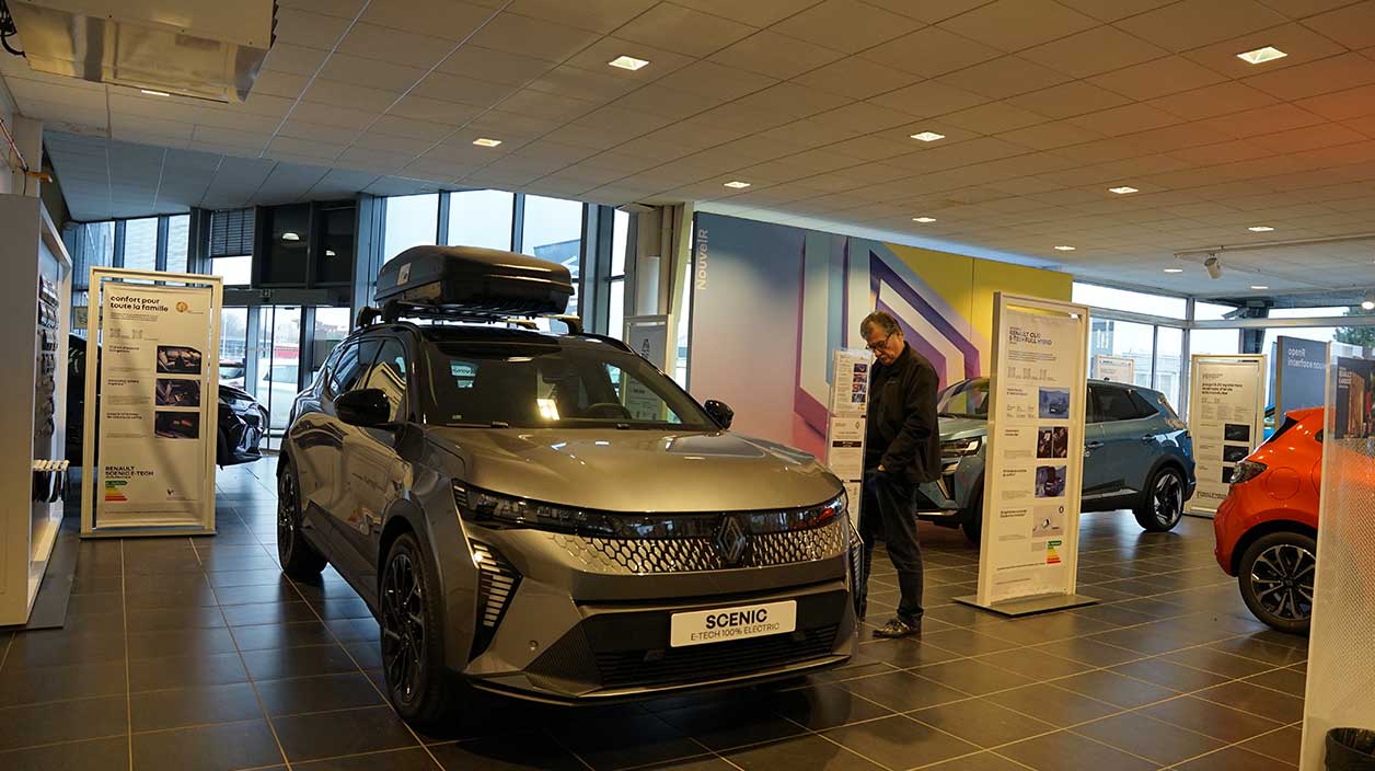 un scenic voiture electrique dans une concession