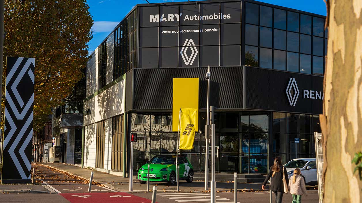 concession renault barentin de mary automobiles avec r5 100 % electrique devant