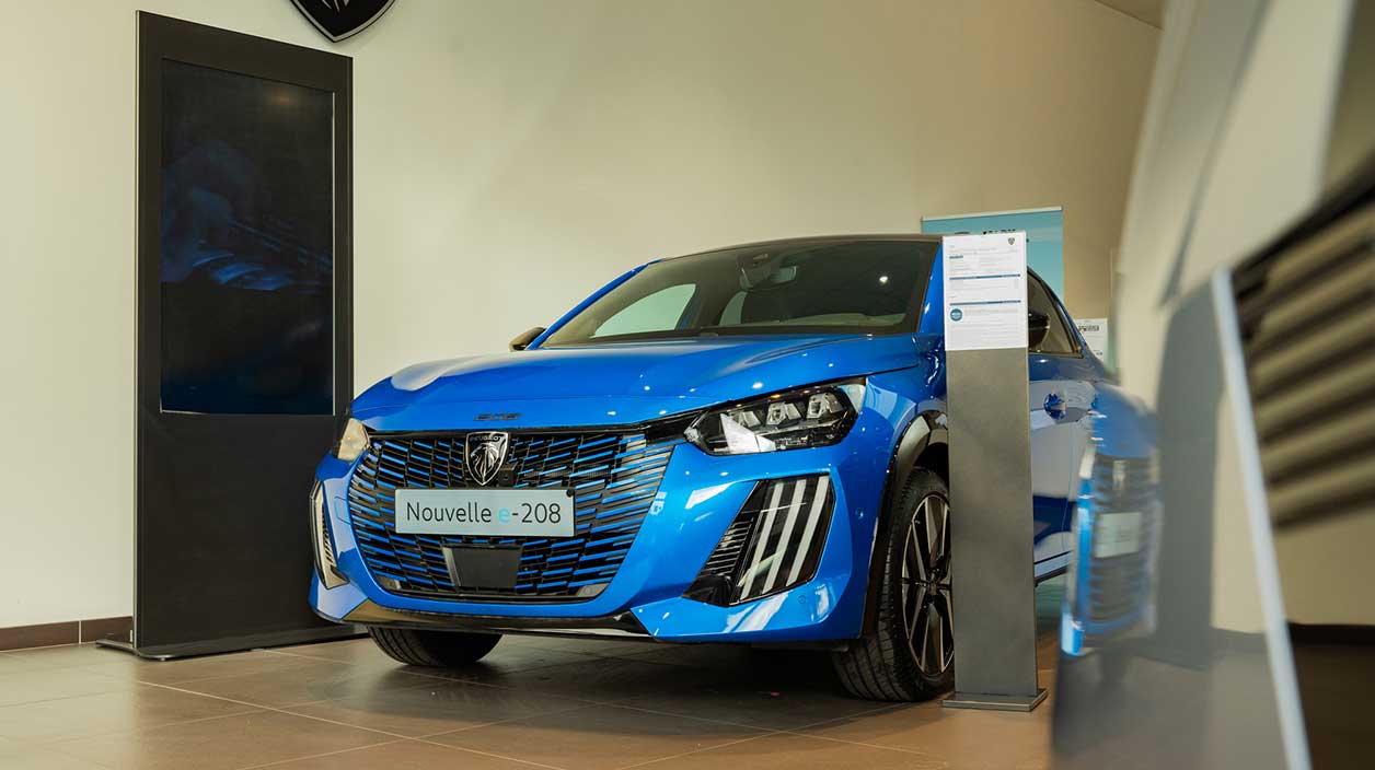 Peugeot e 208 dans une concession