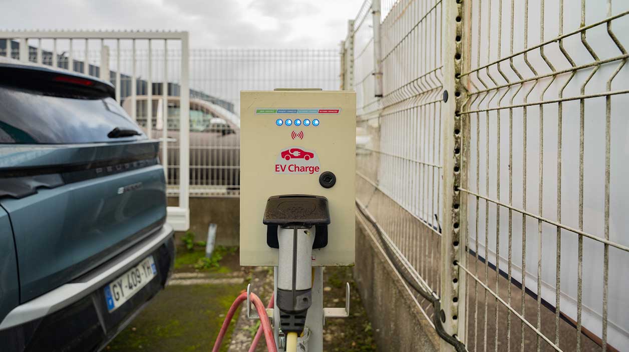 une borne de recharge électrique dans un parking