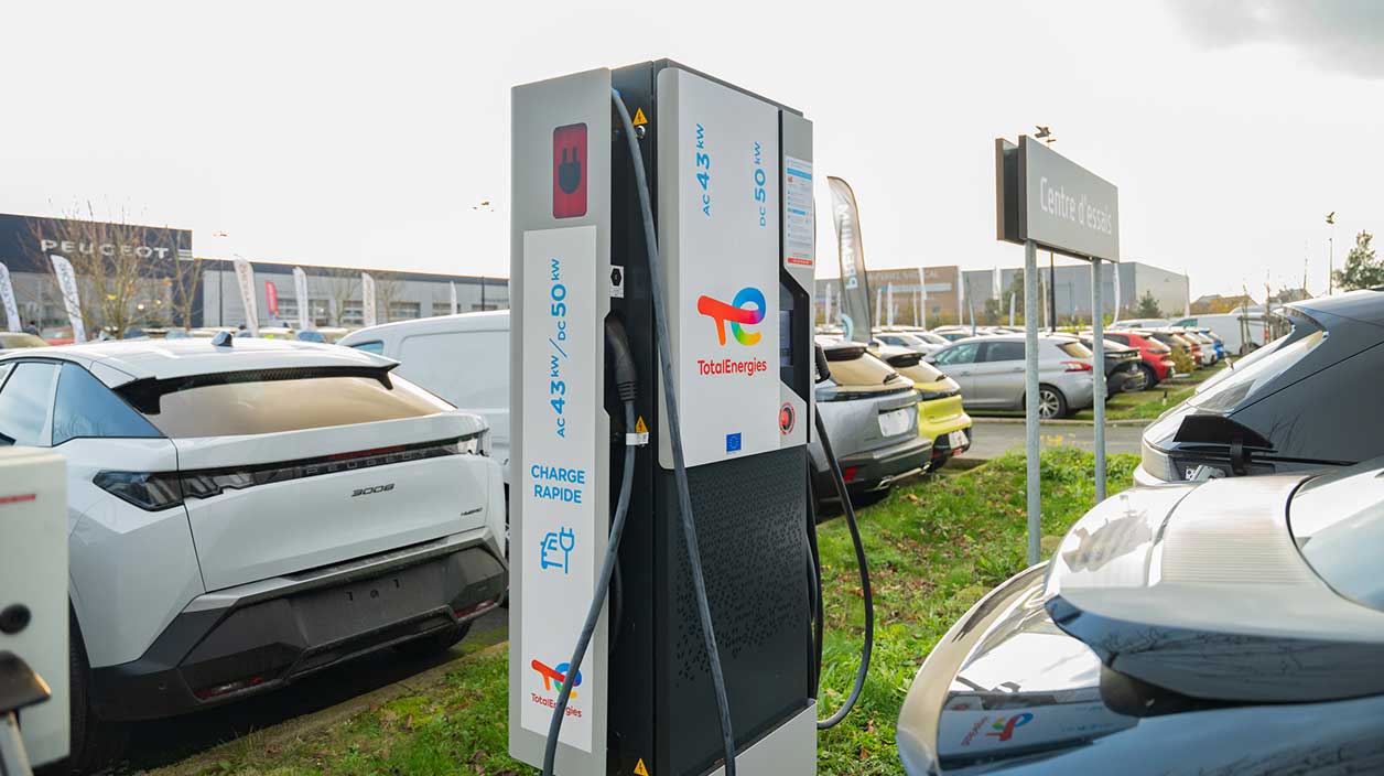 Une autre borne de recharge pour les voitures hybrides rechargeable et electriques