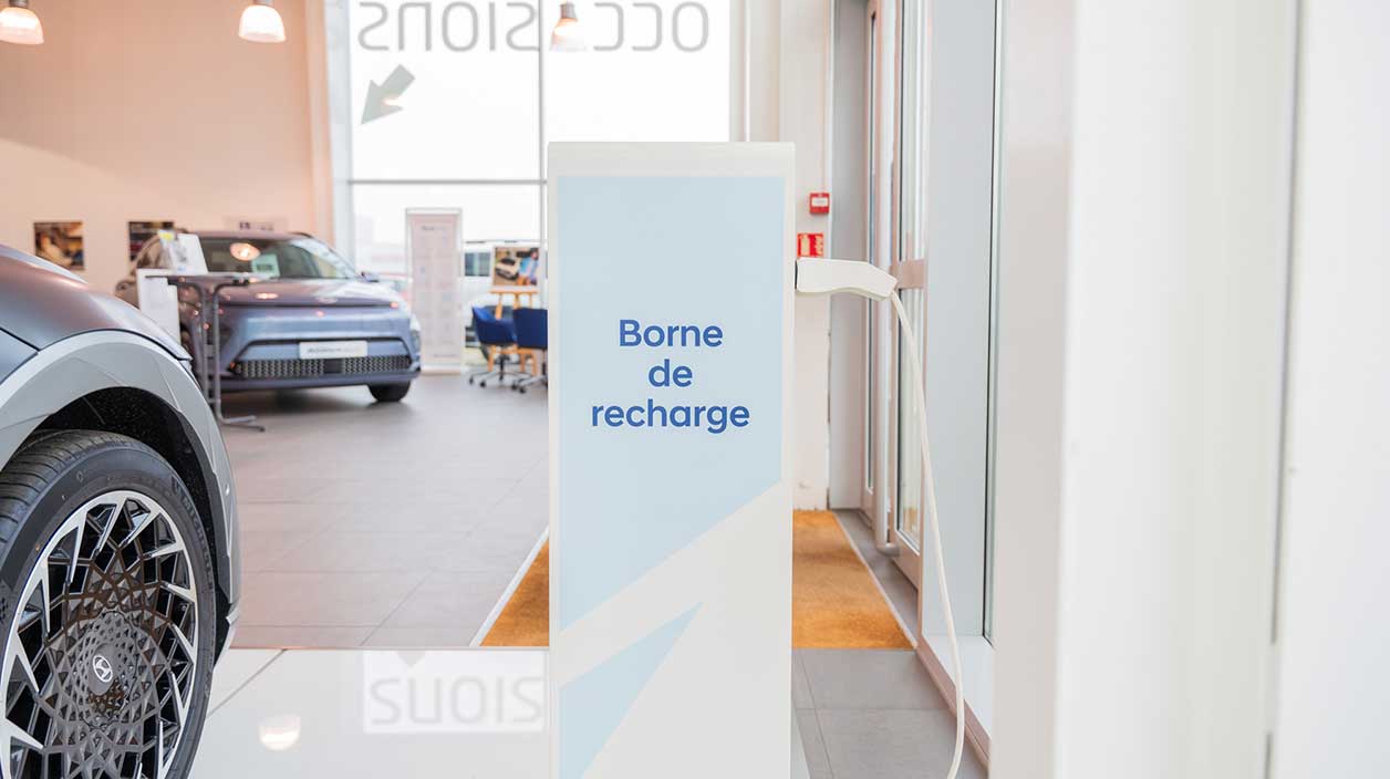 photo d'une borne de recharge dans une concession