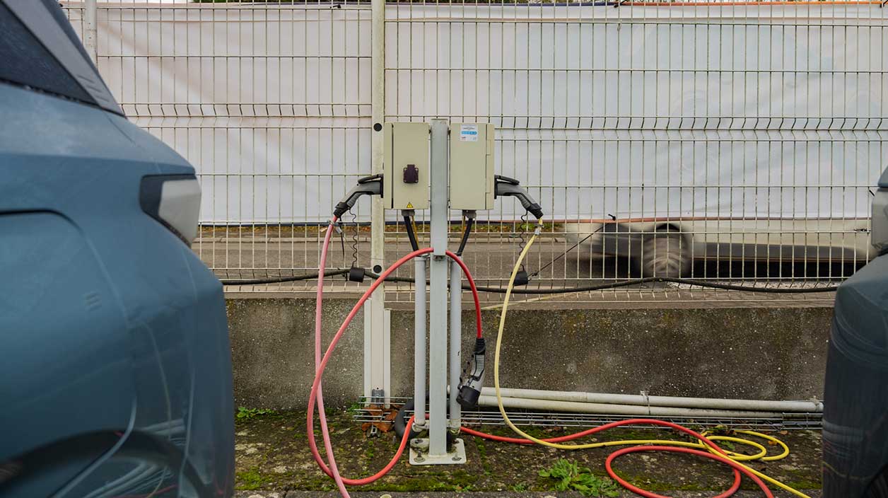 Une borne de recharge pour voiture électrique en extérieur