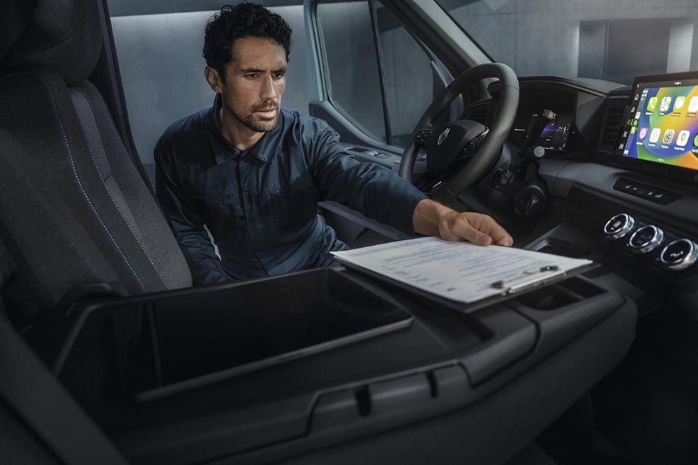 station de travail avec nombreux rangements renault master