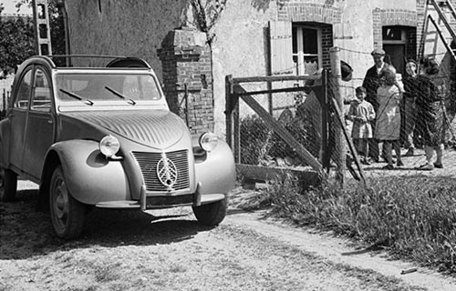 Citroën 2 CV en noir et blanc