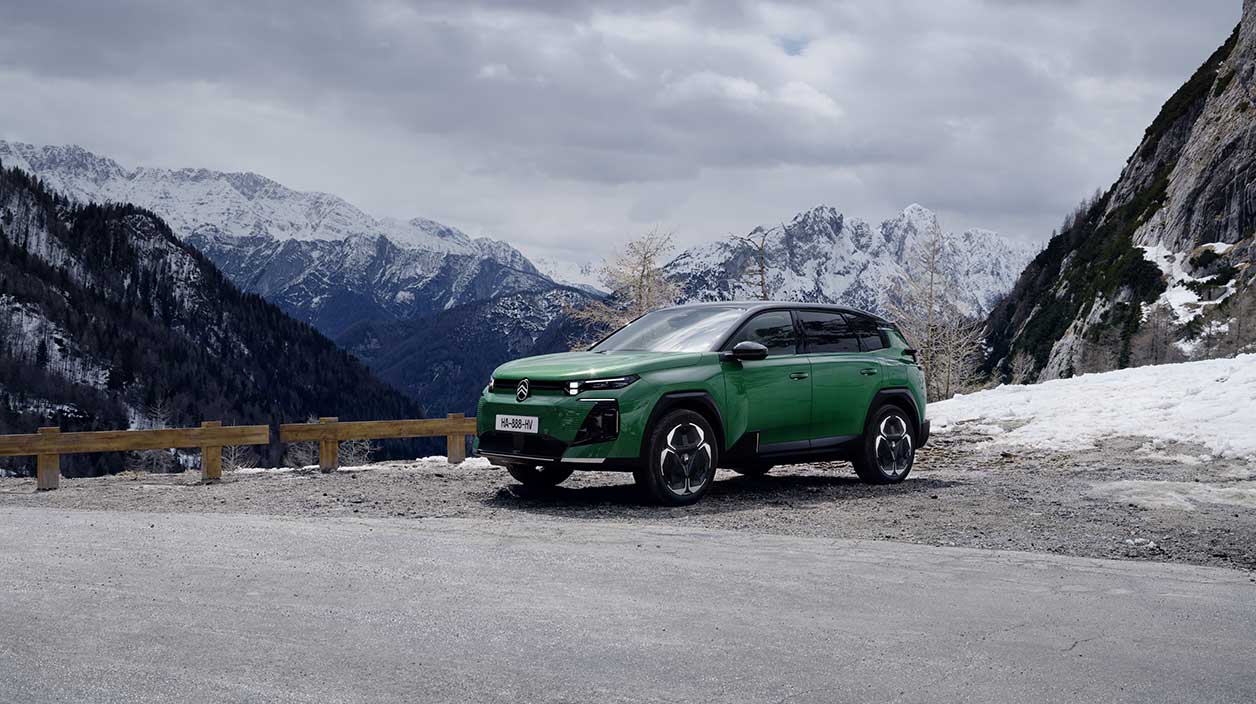 C5 Aircross 2025 avec un décor naturel enneigé