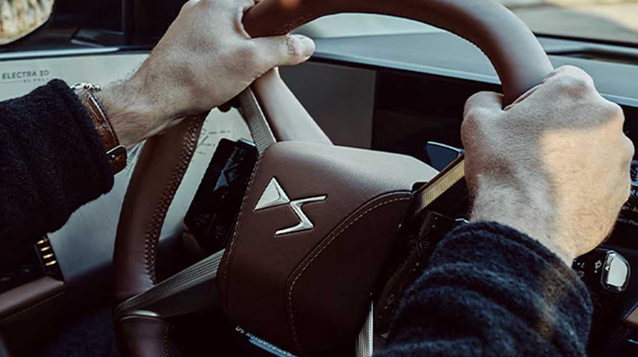 DS 8 volant avec ses détails et son logo