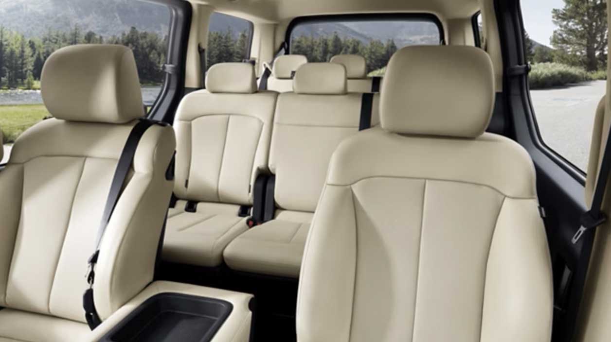 fauteuils à l'intérieur de la voiture