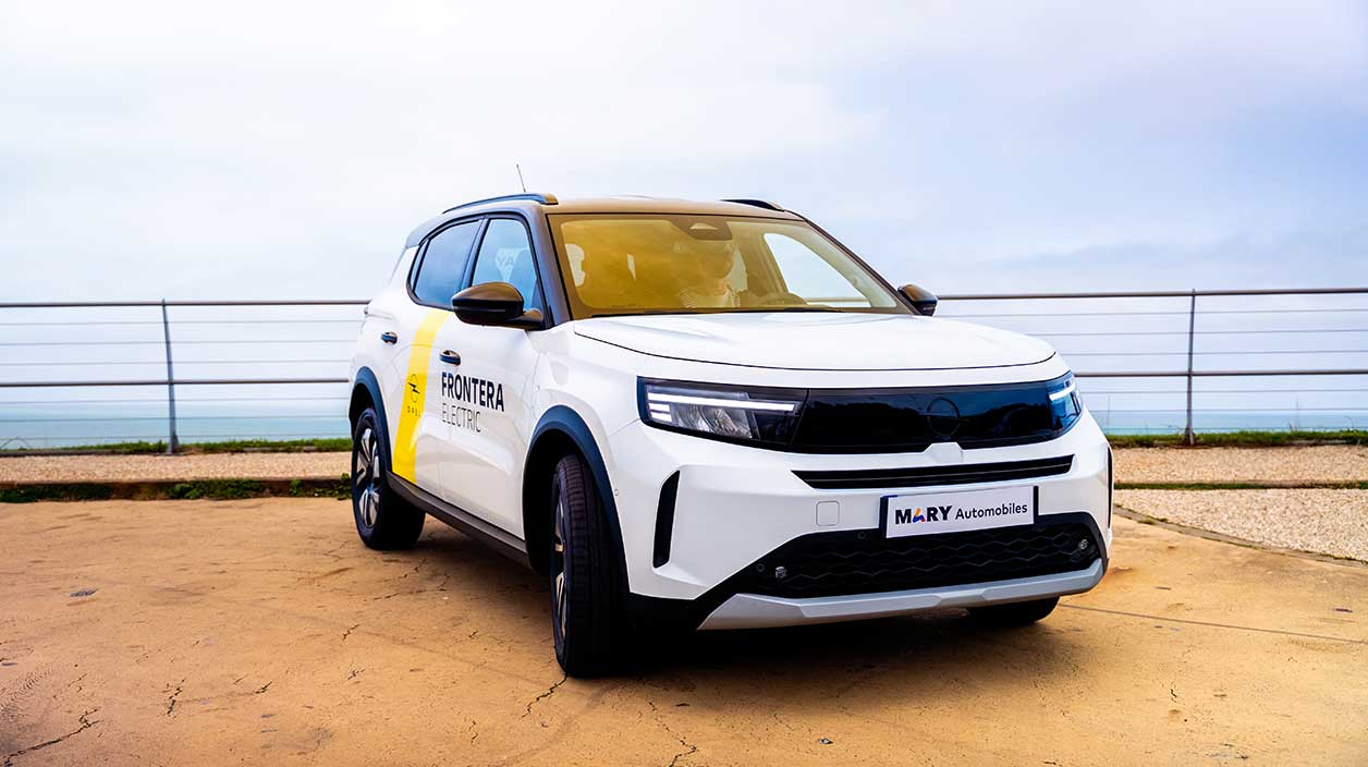 Opel Frontera près du bord de mer