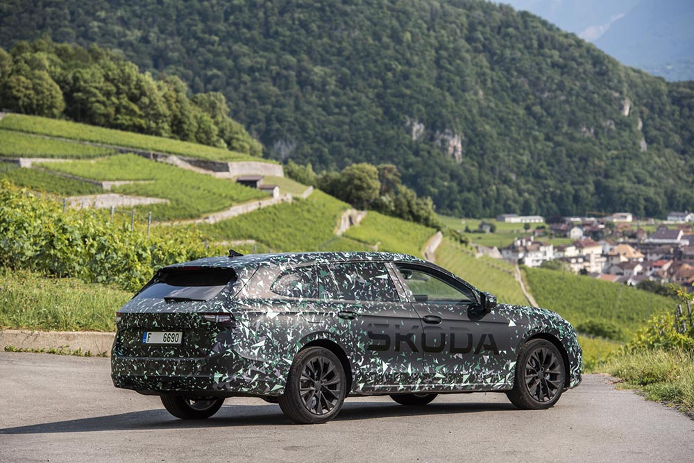 Skoda Superb Camouflée de côté